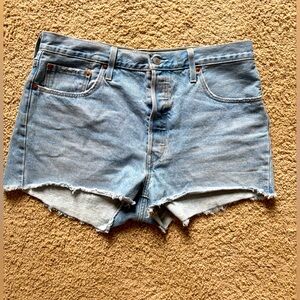 Levi’s women’s 501 light wash button front denim shorts size 33‎